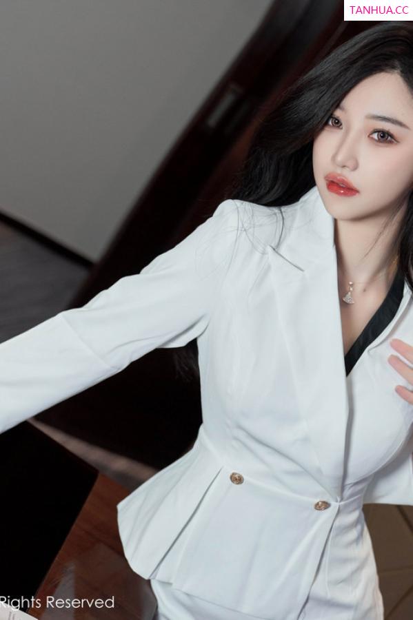   [XiuRen]高清写真图 2023.06.12 No.6900 妙可可Cheese 黑丝美腿第19张图片